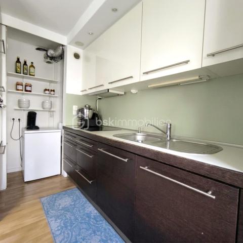 🚄 RARE SUR LE MARCHÉ : T4 LUMINEUX À 2 PAS DE LA GARE !
​Vous cherchez l'alliance parfaite entre vie urbaine et confort moderne ? Ne cherchez plus. Situé au cœur de Rennes, cet appartement de type 4 est une opportunité à saisir. 
​✨ Les points forts qui vont vous faire craquer :
​Emplacement Stratégique : À quelques enjambées de la Gare LGV (Paris à 1h30 !), des métros et des commerces.
​Volumes & Rangement : Un aménagement optimisé avec de nombreux placards intégrés dès l'entrée pour un quotidien organisé.
​Stationnement Premium : Le luxe du centre-ville... Un parking couvert sécurisé, possibilité d'avoir un garage en supplément. Fini la quête d'une place !
​🏠 Visite guidée du bien :
​L'espace de vie s'articule autour d'une entrée fonctionnelle desservant :
​Un séjour chaleureux et une cuisine équipée ouverte sur la salle à manger. 
​3 belles chambres modulables (bureau, chambre d'enfant ou suite d'amis), dont deux avec rangements intégrés.
​Une salle de bains et des WC indépendants.
​🛠️ Côté technique :
​Immeuble de 2005 : Construction moderne, accès sécurisé et parties communes impeccables.
​Confort : Chauffage électrique rayonnant pour une chaleur douce et homogène.
​Accessibilité : 4ème étage avec ascenseur.
Vendu entièrement meublé ou non en fonction de vos besoins. 

Un bien idéal pour une famille citadine ou un investissement patrimonial serein. La proximité immédiate de la gare et le parking en font un produit extrêmement rare sur le secteur.

​Prêt pour une visite ? Contactez-moi dès aujourd'hui pour découvrir votre futur chez-vous !