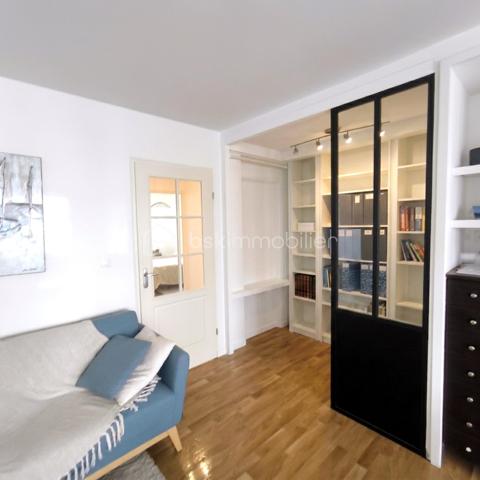🚄 RARE SUR LE MARCHÉ : T4 LUMINEUX À 2 PAS DE LA GARE !
​Vous cherchez l'alliance parfaite entre vie urbaine et confort moderne ? Ne cherchez plus. Situé au cœur de Rennes, cet appartement de type 4 est une opportunité à saisir. 
​✨ Les points forts qui vont vous faire craquer :
​Emplacement Stratégique : À quelques enjambées de la Gare LGV (Paris à 1h30 !), des métros et des commerces.
​Volumes & Rangement : Un aménagement optimisé avec de nombreux placards intégrés dès l'entrée pour un quotidien organisé.
​Stationnement Premium : Le luxe du centre-ville... Un parking couvert sécurisé, possibilité d'avoir un garage en supplément. Fini la quête d'une place !
​🏠 Visite guidée du bien :
​L'espace de vie s'articule autour d'une entrée fonctionnelle desservant :
​Un séjour chaleureux et une cuisine équipée ouverte sur la salle à manger. 
​3 belles chambres modulables (bureau, chambre d'enfant ou suite d'amis), dont deux avec rangements intégrés.
​Une salle de bains et des WC indépendants.
​🛠️ Côté technique :
​Immeuble de 2005 : Construction moderne, accès sécurisé et parties communes impeccables.
​Confort : Chauffage électrique rayonnant pour une chaleur douce et homogène.
​Accessibilité : 4ème étage avec ascenseur.
Vendu entièrement meublé ou non en fonction de vos besoins. 

Un bien idéal pour une famille citadine ou un investissement patrimonial serein. La proximité immédiate de la gare et le parking en font un produit extrêmement rare sur le secteur.

​Prêt pour une visite ? Contactez-moi dès aujourd'hui pour découvrir votre futur chez-vous !