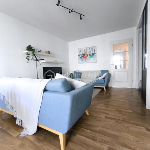 🚄 RARE SUR LE MARCHÉ : T4 LUMINEUX À 2 PAS DE LA GARE !
​Vous cherchez l'alliance parfaite entre vie urbaine et confort moderne ? Ne cherchez plus. Situé au cœur de Rennes, cet appartement de type 4 est une opportunité à saisir. 
​✨ Les points forts qui vont vous faire craquer :
​Emplacement Stratégique : À quelques enjambées de la Gare LGV (Paris à 1h30 !), des métros et des commerces.
​Volumes & Rangement : Un aménagement optimisé avec de nombreux placards intégrés dès l'entrée pour un quotidien organisé.
​Stationnement Premium : Le luxe du centre-ville... Un parking couvert sécurisé, possibilité d'avoir un garage en supplément. Fini la quête d'une place !
​🏠 Visite guidée du bien :
​L'espace de vie s'articule autour d'une entrée fonctionnelle desservant :
​Un séjour chaleureux et une cuisine équipée ouverte sur la salle à manger. 
​3 belles chambres modulables (bureau, chambre d'enfant ou suite d'amis), dont deux avec rangements intégrés.
​Une salle de bains et des WC indépendants.
​🛠️ Côté technique :
​Immeuble de 2005 : Construction moderne, accès sécurisé et parties communes impeccables.
​Confort : Chauffage électrique rayonnant pour une chaleur douce et homogène.
​Accessibilité : 4ème étage avec ascenseur.
Vendu entièrement meublé ou non en fonction de vos besoins. 

Un bien idéal pour une famille citadine ou un investissement patrimonial serein. La proximité immédiate de la gare et le parking en font un produit extrêmement rare sur le secteur.

​Prêt pour une visite ? Contactez-moi dès aujourd'hui pour découvrir votre futur chez-vous !