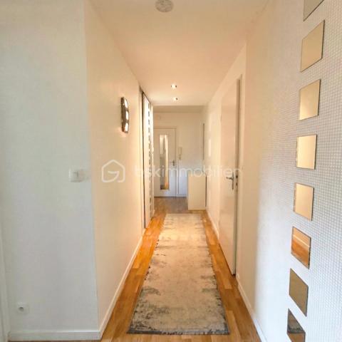 🚄 RARE SUR LE MARCHÉ : T4 LUMINEUX À 2 PAS DE LA GARE !
​Vous cherchez l'alliance parfaite entre vie urbaine et confort moderne ? Ne cherchez plus. Situé au cœur de Rennes, cet appartement de type 4 est une opportunité à saisir. 
​✨ Les points forts qui vont vous faire craquer :
​Emplacement Stratégique : À quelques enjambées de la Gare LGV (Paris à 1h30 !), des métros et des commerces.
​Volumes & Rangement : Un aménagement optimisé avec de nombreux placards intégrés dès l'entrée pour un quotidien organisé.
​Stationnement Premium : Le luxe du centre-ville... Un parking couvert sécurisé, possibilité d'avoir un garage en supplément. Fini la quête d'une place !
​🏠 Visite guidée du bien :
​L'espace de vie s'articule autour d'une entrée fonctionnelle desservant :
​Un séjour chaleureux et une cuisine équipée ouverte sur la salle à manger. 
​3 belles chambres modulables (bureau, chambre d'enfant ou suite d'amis), dont deux avec rangements intégrés.
​Une salle de bains et des WC indépendants.
​🛠️ Côté technique :
​Immeuble de 2005 : Construction moderne, accès sécurisé et parties communes impeccables.
​Confort : Chauffage électrique rayonnant pour une chaleur douce et homogène.
​Accessibilité : 4ème étage avec ascenseur.
Vendu entièrement meublé ou non en fonction de vos besoins. 

Un bien idéal pour une famille citadine ou un investissement patrimonial serein. La proximité immédiate de la gare et le parking en font un produit extrêmement rare sur le secteur.

​Prêt pour une visite ? Contactez-moi dès aujourd'hui pour découvrir votre futur chez-vous !