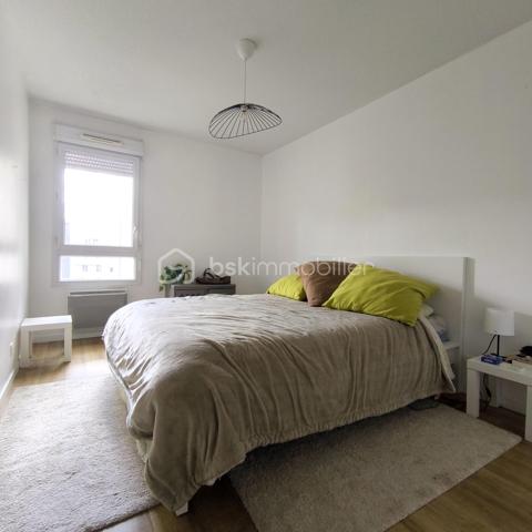 🚄 RARE SUR LE MARCHÉ : T4 LUMINEUX À 2 PAS DE LA GARE !
​Vous cherchez l'alliance parfaite entre vie urbaine et confort moderne ? Ne cherchez plus. Situé au cœur de Rennes, cet appartement de type 4 est une opportunité à saisir. 
​✨ Les points forts qui vont vous faire craquer :
​Emplacement Stratégique : À quelques enjambées de la Gare LGV (Paris à 1h30 !), des métros et des commerces.
​Volumes & Rangement : Un aménagement optimisé avec de nombreux placards intégrés dès l'entrée pour un quotidien organisé.
​Stationnement Premium : Le luxe du centre-ville... Un parking couvert sécurisé, possibilité d'avoir un garage en supplément. Fini la quête d'une place !
​🏠 Visite guidée du bien :
​L'espace de vie s'articule autour d'une entrée fonctionnelle desservant :
​Un séjour chaleureux et une cuisine équipée ouverte sur la salle à manger. 
​3 belles chambres modulables (bureau, chambre d'enfant ou suite d'amis), dont deux avec rangements intégrés.
​Une salle de bains et des WC indépendants.
​🛠️ Côté technique :
​Immeuble de 2005 : Construction moderne, accès sécurisé et parties communes impeccables.
​Confort : Chauffage électrique rayonnant pour une chaleur douce et homogène.
​Accessibilité : 4ème étage avec ascenseur.
Vendu entièrement meublé ou non en fonction de vos besoins. 

Un bien idéal pour une famille citadine ou un investissement patrimonial serein. La proximité immédiate de la gare et le parking en font un produit extrêmement rare sur le secteur.

​Prêt pour une visite ? Contactez-moi dès aujourd'hui pour découvrir votre futur chez-vous !
