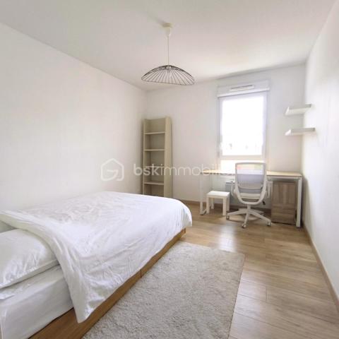 🚄 RARE SUR LE MARCHÉ : T4 LUMINEUX À 2 PAS DE LA GARE !
​Vous cherchez l'alliance parfaite entre vie urbaine et confort moderne ? Ne cherchez plus. Situé au cœur de Rennes, cet appartement de type 4 est une opportunité à saisir. 
​✨ Les points forts qui vont vous faire craquer :
​Emplacement Stratégique : À quelques enjambées de la Gare LGV (Paris à 1h30 !), des métros et des commerces.
​Volumes & Rangement : Un aménagement optimisé avec de nombreux placards intégrés dès l'entrée pour un quotidien organisé.
​Stationnement Premium : Le luxe du centre-ville... Un parking couvert sécurisé, possibilité d'avoir un garage en supplément. Fini la quête d'une place !
​🏠 Visite guidée du bien :
​L'espace de vie s'articule autour d'une entrée fonctionnelle desservant :
​Un séjour chaleureux et une cuisine équipée ouverte sur la salle à manger. 
​3 belles chambres modulables (bureau, chambre d'enfant ou suite d'amis), dont deux avec rangements intégrés.
​Une salle de bains et des WC indépendants.
​🛠️ Côté technique :
​Immeuble de 2005 : Construction moderne, accès sécurisé et parties communes impeccables.
​Confort : Chauffage électrique rayonnant pour une chaleur douce et homogène.
​Accessibilité : 4ème étage avec ascenseur.
Vendu entièrement meublé ou non en fonction de vos besoins. 

Un bien idéal pour une famille citadine ou un investissement patrimonial serein. La proximité immédiate de la gare et le parking en font un produit extrêmement rare sur le secteur.

​Prêt pour une visite ? Contactez-moi dès aujourd'hui pour découvrir votre futur chez-vous !