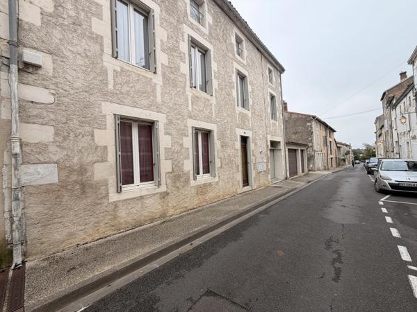 Maison de ville de trois chambres au cœur de Ruffec