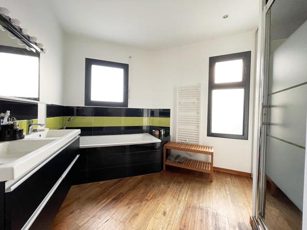 Couëron - Belle Maison d'Architecte de 200 m² + 2 ème maison de 65 m²(revenu Airbnb de 20 000 €/an) à 4 minutes de la Gare