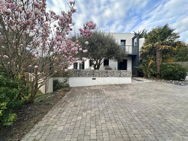 Couëron - Belle Maison d'Architecte de 200 m² + 2 ème maison de 65 m²(revenu Airbnb de 20 000 €/an) à 4 minutes de la Gare