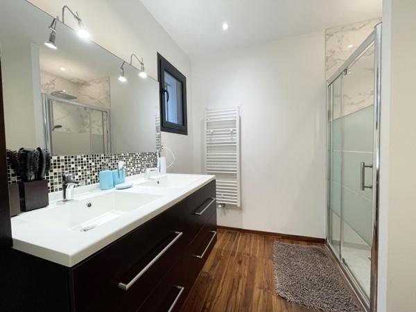 Couëron - Belle Maison d'Architecte de 200 m² + 2 ème maison de 65 m²(revenu Airbnb de 20 000 €/an) à 4 minutes de la Gare