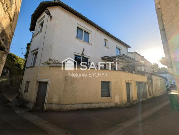 Maison de ville avec terrasse dans rue calme