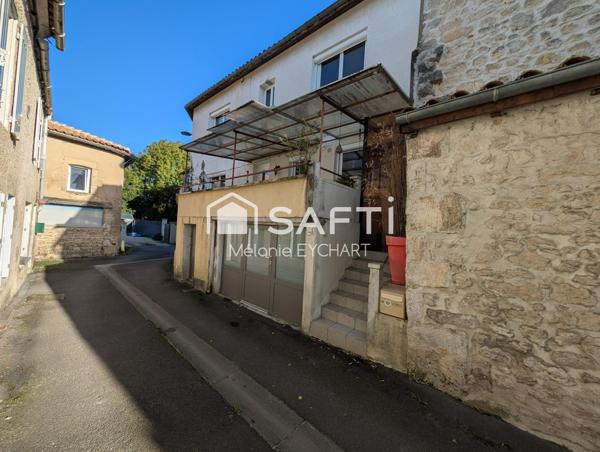 Maison de ville avec terrasse dans rue calme