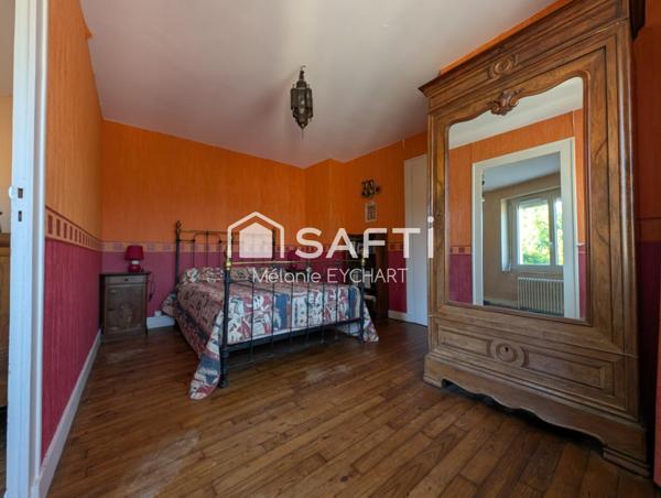 Maison de ville avec terrasse dans rue calme