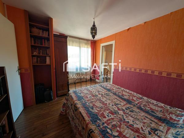 Maison de ville avec terrasse dans rue calme