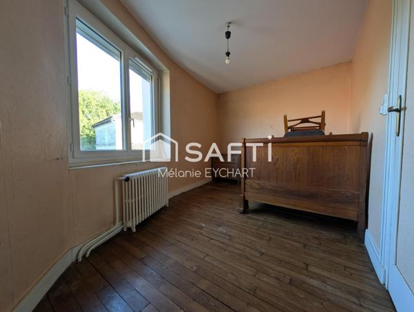 Maison de ville avec terrasse dans rue calme