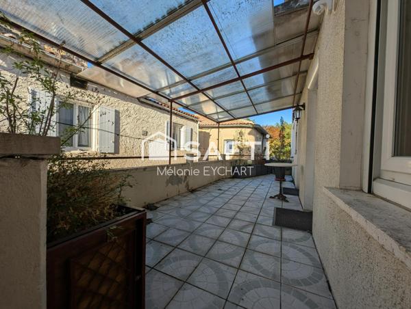 Maison de ville avec terrasse dans rue calme