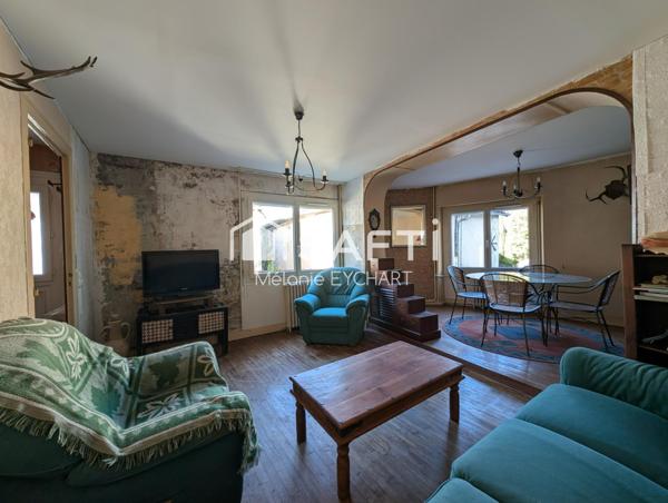 Maison de ville avec terrasse dans rue calme