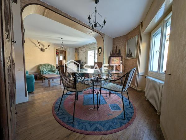 Maison de ville avec terrasse dans rue calme