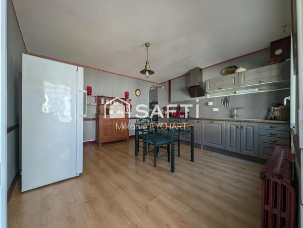 Maison de ville avec terrasse dans rue calme