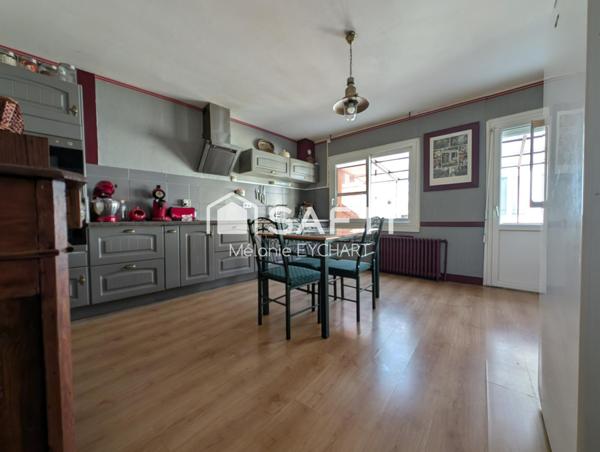 Maison de ville avec terrasse dans rue calme