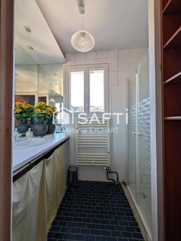 Maison de ville avec terrasse dans rue calme