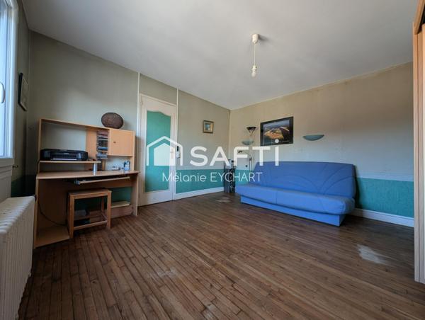 Maison de ville avec terrasse dans rue calme