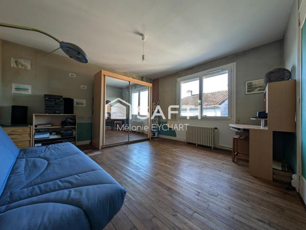 Maison de ville avec terrasse dans rue calme