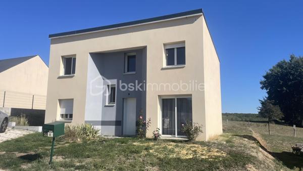 Maison contemporaine 133 m² – Village recherché à 7 km de Beauvais
À seulement 7 km de Beauvais, dans un village recherché offrant un cadre de vie calme et familial, venez découvrir cette maison contemporaine construite en 2018. D’une surface habitable d’environ 133 m², elle est implantée sur une parcelle de 466 m² et ne nécessite aucun travaux.

Le rez-de-chaussée propose une entrée desservant un vaste séjour double lumineux, une grande cuisine aménagée et équipée, ainsi qu’une arrière-cuisine pratique au quotidien. Une belle chambre de plain-pied et des WC indépendants complètent ce niveau.

À l’étage, le palier distribue trois grandes chambres, dont une suite parentale bénéficiant de son espace dressing et de sa salle d’eau privative. Vous trouverez également une salle de bains.

La maison dispose de prestations actuelles : chauffage par pompe à chaleur, menuiseries PVC double vitrage et terrasse avec vue dégagée sur la campagne.

Le village bénéficie des commodités essentielles : école primaire avec cantine et garderie, médecins et professions libérales, commerces de proximité ainsi qu’un marché dominical.

Une maison familiale récente, confortable et fonctionnelle, idéale pour profiter d’un environnement verdoyant tout en restant proche de Beauvais.