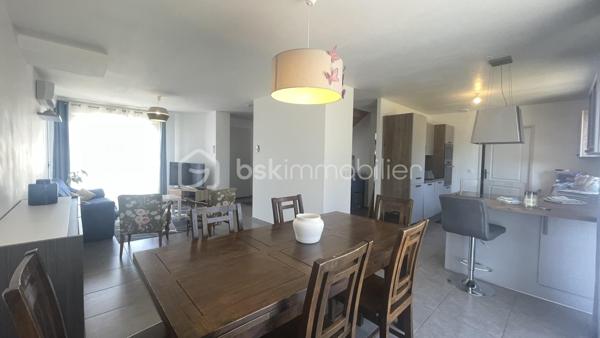 Maison contemporaine 133 m² – Village recherché à 7 km de Beauvais
À seulement 7 km de Beauvais, dans un village recherché offrant un cadre de vie calme et familial, venez découvrir cette maison contemporaine construite en 2018. D’une surface habitable d’environ 133 m², elle est implantée sur une parcelle de 466 m² et ne nécessite aucun travaux.

Le rez-de-chaussée propose une entrée desservant un vaste séjour double lumineux, une grande cuisine aménagée et équipée, ainsi qu’une arrière-cuisine pratique au quotidien. Une belle chambre de plain-pied et des WC indépendants complètent ce niveau.

À l’étage, le palier distribue trois grandes chambres, dont une suite parentale bénéficiant de son espace dressing et de sa salle d’eau privative. Vous trouverez également une salle de bains.

La maison dispose de prestations actuelles : chauffage par pompe à chaleur, menuiseries PVC double vitrage et terrasse avec vue dégagée sur la campagne.

Le village bénéficie des commodités essentielles : école primaire avec cantine et garderie, médecins et professions libérales, commerces de proximité ainsi qu’un marché dominical.

Une maison familiale récente, confortable et fonctionnelle, idéale pour profiter d’un environnement verdoyant tout en restant proche de Beauvais.