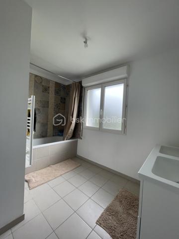 Maison contemporaine 133 m² – Village recherché à 7 km de Beauvais
À seulement 7 km de Beauvais, dans un village recherché offrant un cadre de vie calme et familial, venez découvrir cette maison contemporaine construite en 2018. D’une surface habitable d’environ 133 m², elle est implantée sur une parcelle de 466 m² et ne nécessite aucun travaux.

Le rez-de-chaussée propose une entrée desservant un vaste séjour double lumineux, une grande cuisine aménagée et équipée, ainsi qu’une arrière-cuisine pratique au quotidien. Une belle chambre de plain-pied et des WC indépendants complètent ce niveau.

À l’étage, le palier distribue trois grandes chambres, dont une suite parentale bénéficiant de son espace dressing et de sa salle d’eau privative. Vous trouverez également une salle de bains.

La maison dispose de prestations actuelles : chauffage par pompe à chaleur, menuiseries PVC double vitrage et terrasse avec vue dégagée sur la campagne.

Le village bénéficie des commodités essentielles : école primaire avec cantine et garderie, médecins et professions libérales, commerces de proximité ainsi qu’un marché dominical.

Une maison familiale récente, confortable et fonctionnelle, idéale pour profiter d’un environnement verdoyant tout en restant proche de Beauvais.