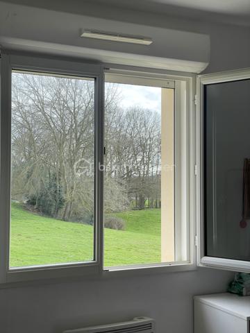 Maison contemporaine 133 m² – Village recherché à 7 km de Beauvais
À seulement 7 km de Beauvais, dans un village recherché offrant un cadre de vie calme et familial, venez découvrir cette maison contemporaine construite en 2018. D’une surface habitable d’environ 133 m², elle est implantée sur une parcelle de 466 m² et ne nécessite aucun travaux.

Le rez-de-chaussée propose une entrée desservant un vaste séjour double lumineux, une grande cuisine aménagée et équipée, ainsi qu’une arrière-cuisine pratique au quotidien. Une belle chambre de plain-pied et des WC indépendants complètent ce niveau.

À l’étage, le palier distribue trois grandes chambres, dont une suite parentale bénéficiant de son espace dressing et de sa salle d’eau privative. Vous trouverez également une salle de bains.

La maison dispose de prestations actuelles : chauffage par pompe à chaleur, menuiseries PVC double vitrage et terrasse avec vue dégagée sur la campagne.

Le village bénéficie des commodités essentielles : école primaire avec cantine et garderie, médecins et professions libérales, commerces de proximité ainsi qu’un marché dominical.

Une maison familiale récente, confortable et fonctionnelle, idéale pour profiter d’un environnement verdoyant tout en restant proche de Beauvais.