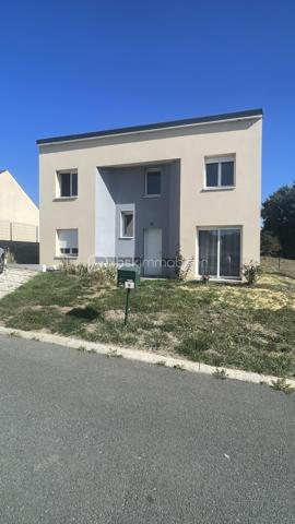 Maison contemporaine 133 m² – Village recherché à 7 km de Beauvais
À seulement 7 km de Beauvais, dans un village recherché offrant un cadre de vie calme et familial, venez découvrir cette maison contemporaine construite en 2018. D’une surface habitable d’environ 133 m², elle est implantée sur une parcelle de 466 m² et ne nécessite aucun travaux.

Le rez-de-chaussée propose une entrée desservant un vaste séjour double lumineux, une grande cuisine aménagée et équipée, ainsi qu’une arrière-cuisine pratique au quotidien. Une belle chambre de plain-pied et des WC indépendants complètent ce niveau.

À l’étage, le palier distribue trois grandes chambres, dont une suite parentale bénéficiant de son espace dressing et de sa salle d’eau privative. Vous trouverez également une salle de bains.

La maison dispose de prestations actuelles : chauffage par pompe à chaleur, menuiseries PVC double vitrage et terrasse avec vue dégagée sur la campagne.

Le village bénéficie des commodités essentielles : école primaire avec cantine et garderie, médecins et professions libérales, commerces de proximité ainsi qu’un marché dominical.

Une maison familiale récente, confortable et fonctionnelle, idéale pour profiter d’un environnement verdoyant tout en restant proche de Beauvais.