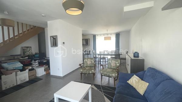 Maison contemporaine 133 m² – Village recherché à 7 km de Beauvais
À seulement 7 km de Beauvais, dans un village recherché offrant un cadre de vie calme et familial, venez découvrir cette maison contemporaine construite en 2018. D’une surface habitable d’environ 133 m², elle est implantée sur une parcelle de 466 m² et ne nécessite aucun travaux.

Le rez-de-chaussée propose une entrée desservant un vaste séjour double lumineux, une grande cuisine aménagée et équipée, ainsi qu’une arrière-cuisine pratique au quotidien. Une belle chambre de plain-pied et des WC indépendants complètent ce niveau.

À l’étage, le palier distribue trois grandes chambres, dont une suite parentale bénéficiant de son espace dressing et de sa salle d’eau privative. Vous trouverez également une salle de bains.

La maison dispose de prestations actuelles : chauffage par pompe à chaleur, menuiseries PVC double vitrage et terrasse avec vue dégagée sur la campagne.

Le village bénéficie des commodités essentielles : école primaire avec cantine et garderie, médecins et professions libérales, commerces de proximité ainsi qu’un marché dominical.

Une maison familiale récente, confortable et fonctionnelle, idéale pour profiter d’un environnement verdoyant tout en restant proche de Beauvais.