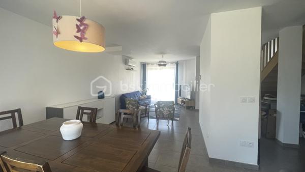 Maison contemporaine 133 m² – Village recherché à 7 km de Beauvais
À seulement 7 km de Beauvais, dans un village recherché offrant un cadre de vie calme et familial, venez découvrir cette maison contemporaine construite en 2018. D’une surface habitable d’environ 133 m², elle est implantée sur une parcelle de 466 m² et ne nécessite aucun travaux.

Le rez-de-chaussée propose une entrée desservant un vaste séjour double lumineux, une grande cuisine aménagée et équipée, ainsi qu’une arrière-cuisine pratique au quotidien. Une belle chambre de plain-pied et des WC indépendants complètent ce niveau.

À l’étage, le palier distribue trois grandes chambres, dont une suite parentale bénéficiant de son espace dressing et de sa salle d’eau privative. Vous trouverez également une salle de bains.

La maison dispose de prestations actuelles : chauffage par pompe à chaleur, menuiseries PVC double vitrage et terrasse avec vue dégagée sur la campagne.

Le village bénéficie des commodités essentielles : école primaire avec cantine et garderie, médecins et professions libérales, commerces de proximité ainsi qu’un marché dominical.

Une maison familiale récente, confortable et fonctionnelle, idéale pour profiter d’un environnement verdoyant tout en restant proche de Beauvais.