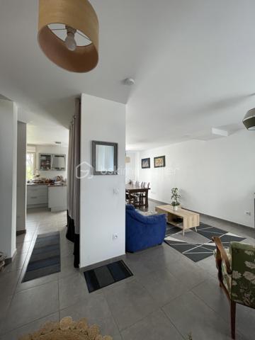 Maison contemporaine 133 m² – Village recherché à 7 km de Beauvais
À seulement 7 km de Beauvais, dans un village recherché offrant un cadre de vie calme et familial, venez découvrir cette maison contemporaine construite en 2018. D’une surface habitable d’environ 133 m², elle est implantée sur une parcelle de 466 m² et ne nécessite aucun travaux.

Le rez-de-chaussée propose une entrée desservant un vaste séjour double lumineux, une grande cuisine aménagée et équipée, ainsi qu’une arrière-cuisine pratique au quotidien. Une belle chambre de plain-pied et des WC indépendants complètent ce niveau.

À l’étage, le palier distribue trois grandes chambres, dont une suite parentale bénéficiant de son espace dressing et de sa salle d’eau privative. Vous trouverez également une salle de bains.

La maison dispose de prestations actuelles : chauffage par pompe à chaleur, menuiseries PVC double vitrage et terrasse avec vue dégagée sur la campagne.

Le village bénéficie des commodités essentielles : école primaire avec cantine et garderie, médecins et professions libérales, commerces de proximité ainsi qu’un marché dominical.

Une maison familiale récente, confortable et fonctionnelle, idéale pour profiter d’un environnement verdoyant tout en restant proche de Beauvais.