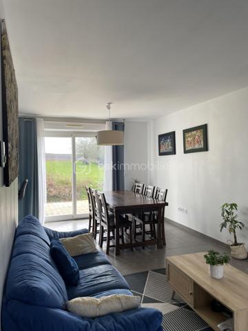 Maison contemporaine 133 m² – Village recherché à 7 km de Beauvais
À seulement 7 km de Beauvais, dans un village recherché offrant un cadre de vie calme et familial, venez découvrir cette maison contemporaine construite en 2018. D’une surface habitable d’environ 133 m², elle est implantée sur une parcelle de 466 m² et ne nécessite aucun travaux.

Le rez-de-chaussée propose une entrée desservant un vaste séjour double lumineux, une grande cuisine aménagée et équipée, ainsi qu’une arrière-cuisine pratique au quotidien. Une belle chambre de plain-pied et des WC indépendants complètent ce niveau.

À l’étage, le palier distribue trois grandes chambres, dont une suite parentale bénéficiant de son espace dressing et de sa salle d’eau privative. Vous trouverez également une salle de bains.

La maison dispose de prestations actuelles : chauffage par pompe à chaleur, menuiseries PVC double vitrage et terrasse avec vue dégagée sur la campagne.

Le village bénéficie des commodités essentielles : école primaire avec cantine et garderie, médecins et professions libérales, commerces de proximité ainsi qu’un marché dominical.

Une maison familiale récente, confortable et fonctionnelle, idéale pour profiter d’un environnement verdoyant tout en restant proche de Beauvais.
