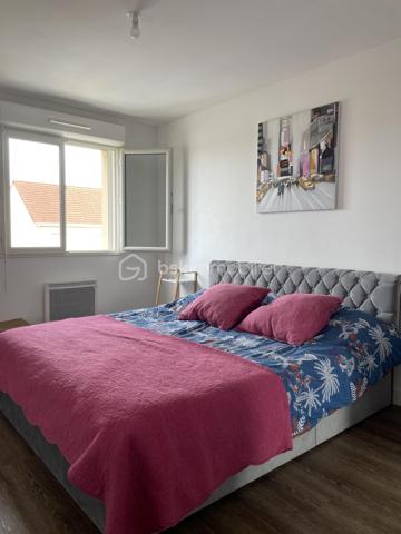 Maison contemporaine 133 m² – Village recherché à 7 km de Beauvais
À seulement 7 km de Beauvais, dans un village recherché offrant un cadre de vie calme et familial, venez découvrir cette maison contemporaine construite en 2018. D’une surface habitable d’environ 133 m², elle est implantée sur une parcelle de 466 m² et ne nécessite aucun travaux.

Le rez-de-chaussée propose une entrée desservant un vaste séjour double lumineux, une grande cuisine aménagée et équipée, ainsi qu’une arrière-cuisine pratique au quotidien. Une belle chambre de plain-pied et des WC indépendants complètent ce niveau.

À l’étage, le palier distribue trois grandes chambres, dont une suite parentale bénéficiant de son espace dressing et de sa salle d’eau privative. Vous trouverez également une salle de bains.

La maison dispose de prestations actuelles : chauffage par pompe à chaleur, menuiseries PVC double vitrage et terrasse avec vue dégagée sur la campagne.

Le village bénéficie des commodités essentielles : école primaire avec cantine et garderie, médecins et professions libérales, commerces de proximité ainsi qu’un marché dominical.

Une maison familiale récente, confortable et fonctionnelle, idéale pour profiter d’un environnement verdoyant tout en restant proche de Beauvais.