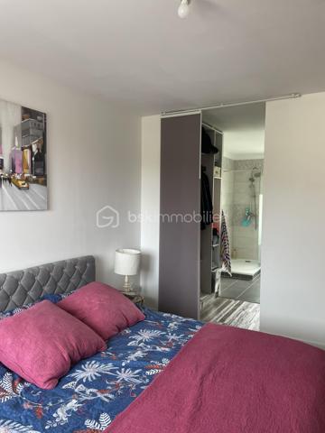 Maison contemporaine 133 m² – Village recherché à 7 km de Beauvais
À seulement 7 km de Beauvais, dans un village recherché offrant un cadre de vie calme et familial, venez découvrir cette maison contemporaine construite en 2018. D’une surface habitable d’environ 133 m², elle est implantée sur une parcelle de 466 m² et ne nécessite aucun travaux.

Le rez-de-chaussée propose une entrée desservant un vaste séjour double lumineux, une grande cuisine aménagée et équipée, ainsi qu’une arrière-cuisine pratique au quotidien. Une belle chambre de plain-pied et des WC indépendants complètent ce niveau.

À l’étage, le palier distribue trois grandes chambres, dont une suite parentale bénéficiant de son espace dressing et de sa salle d’eau privative. Vous trouverez également une salle de bains.

La maison dispose de prestations actuelles : chauffage par pompe à chaleur, menuiseries PVC double vitrage et terrasse avec vue dégagée sur la campagne.

Le village bénéficie des commodités essentielles : école primaire avec cantine et garderie, médecins et professions libérales, commerces de proximité ainsi qu’un marché dominical.

Une maison familiale récente, confortable et fonctionnelle, idéale pour profiter d’un environnement verdoyant tout en restant proche de Beauvais.