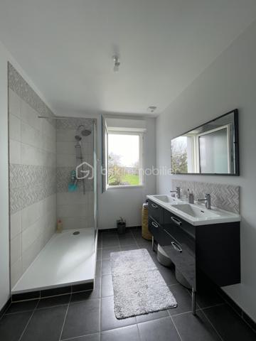 Maison contemporaine 133 m² – Village recherché à 7 km de Beauvais
À seulement 7 km de Beauvais, dans un village recherché offrant un cadre de vie calme et familial, venez découvrir cette maison contemporaine construite en 2018. D’une surface habitable d’environ 133 m², elle est implantée sur une parcelle de 466 m² et ne nécessite aucun travaux.

Le rez-de-chaussée propose une entrée desservant un vaste séjour double lumineux, une grande cuisine aménagée et équipée, ainsi qu’une arrière-cuisine pratique au quotidien. Une belle chambre de plain-pied et des WC indépendants complètent ce niveau.

À l’étage, le palier distribue trois grandes chambres, dont une suite parentale bénéficiant de son espace dressing et de sa salle d’eau privative. Vous trouverez également une salle de bains.

La maison dispose de prestations actuelles : chauffage par pompe à chaleur, menuiseries PVC double vitrage et terrasse avec vue dégagée sur la campagne.

Le village bénéficie des commodités essentielles : école primaire avec cantine et garderie, médecins et professions libérales, commerces de proximité ainsi qu’un marché dominical.

Une maison familiale récente, confortable et fonctionnelle, idéale pour profiter d’un environnement verdoyant tout en restant proche de Beauvais.