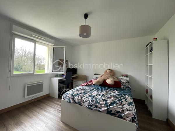 Maison contemporaine 133 m² – Village recherché à 7 km de Beauvais
À seulement 7 km de Beauvais, dans un village recherché offrant un cadre de vie calme et familial, venez découvrir cette maison contemporaine construite en 2018. D’une surface habitable d’environ 133 m², elle est implantée sur une parcelle de 466 m² et ne nécessite aucun travaux.

Le rez-de-chaussée propose une entrée desservant un vaste séjour double lumineux, une grande cuisine aménagée et équipée, ainsi qu’une arrière-cuisine pratique au quotidien. Une belle chambre de plain-pied et des WC indépendants complètent ce niveau.

À l’étage, le palier distribue trois grandes chambres, dont une suite parentale bénéficiant de son espace dressing et de sa salle d’eau privative. Vous trouverez également une salle de bains.

La maison dispose de prestations actuelles : chauffage par pompe à chaleur, menuiseries PVC double vitrage et terrasse avec vue dégagée sur la campagne.

Le village bénéficie des commodités essentielles : école primaire avec cantine et garderie, médecins et professions libérales, commerces de proximité ainsi qu’un marché dominical.

Une maison familiale récente, confortable et fonctionnelle, idéale pour profiter d’un environnement verdoyant tout en restant proche de Beauvais.