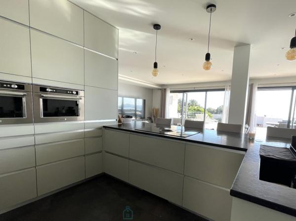 ISTRES - Somptueuse VILLA dArchitecte   300m²   Vue Panoramique  Deux Piscines  200m de la plage