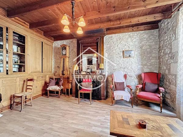 Saint Antoine de Breuilh : Maison de village pleine de charme avec fort potentiel