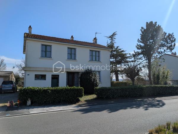 Située à proximité immédiate du bourg de Landemont, cette maison offre un beau potentiel pour un projet de rénovation complète.

Elle comprend actuellement, au rez-de-chaussée, une pièce de vie, une chambre, un WC ainsi qu’un cellier.

À l’étage, vous découvrirez cinq chambres et une salle d’eau, offrant de nombreuses possibilités d’aménagement selon vos envies et vos besoins.

Un jardin vient compléter ce bien et offre un agréable espace extérieur.

Un bien idéal pour les amateurs de rénovation à la recherche d’un projet offrant de beaux volumes et un fort potentiel.