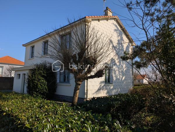 Située à proximité immédiate du bourg de Landemont, cette maison offre un beau potentiel pour un projet de rénovation complète.

Elle comprend actuellement, au rez-de-chaussée, une pièce de vie, une chambre, un WC ainsi qu’un cellier.

À l’étage, vous découvrirez cinq chambres et une salle d’eau, offrant de nombreuses possibilités d’aménagement selon vos envies et vos besoins.

Un jardin vient compléter ce bien et offre un agréable espace extérieur.

Un bien idéal pour les amateurs de rénovation à la recherche d’un projet offrant de beaux volumes et un fort potentiel.