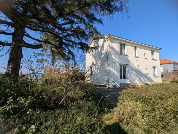Située à proximité immédiate du bourg de Landemont, cette maison offre un beau potentiel pour un projet de rénovation complète.

Elle comprend actuellement, au rez-de-chaussée, une pièce de vie, une chambre, un WC ainsi qu’un cellier.

À l’étage, vous découvrirez cinq chambres et une salle d’eau, offrant de nombreuses possibilités d’aménagement selon vos envies et vos besoins.

Un jardin vient compléter ce bien et offre un agréable espace extérieur.

Un bien idéal pour les amateurs de rénovation à la recherche d’un projet offrant de beaux volumes et un fort potentiel.