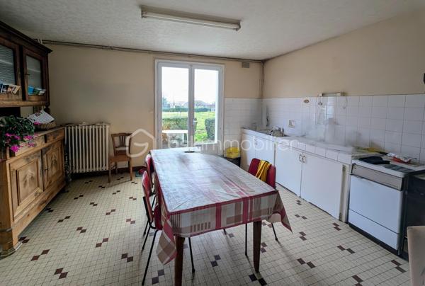 Située à proximité immédiate du bourg de Landemont, cette maison offre un beau potentiel pour un projet de rénovation complète.

Elle comprend actuellement, au rez-de-chaussée, une pièce de vie, une chambre, un WC ainsi qu’un cellier.

À l’étage, vous découvrirez cinq chambres et une salle d’eau, offrant de nombreuses possibilités d’aménagement selon vos envies et vos besoins.

Un jardin vient compléter ce bien et offre un agréable espace extérieur.

Un bien idéal pour les amateurs de rénovation à la recherche d’un projet offrant de beaux volumes et un fort potentiel.