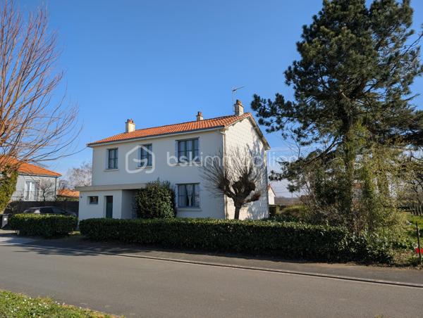 Située à proximité immédiate du bourg de Landemont, cette maison offre un beau potentiel pour un projet de rénovation complète.

Elle comprend actuellement, au rez-de-chaussée, une pièce de vie, une chambre, un WC ainsi qu’un cellier.

À l’étage, vous découvrirez cinq chambres et une salle d’eau, offrant de nombreuses possibilités d’aménagement selon vos envies et vos besoins.

Un jardin vient compléter ce bien et offre un agréable espace extérieur.

Un bien idéal pour les amateurs de rénovation à la recherche d’un projet offrant de beaux volumes et un fort potentiel.