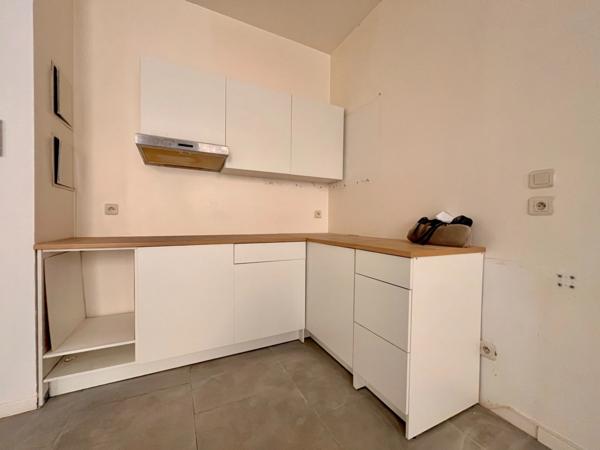 T2 Rue PIERRE ALBRAND 13002 - ETAGE ELEVE - DPE C - 33m2 - Cuisine NEUVE - Expo OUEST - 108 900 Euro FAI