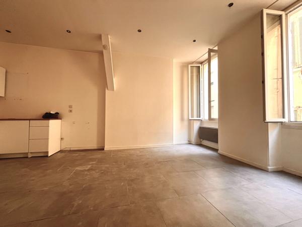 T2 Rue PIERRE ALBRAND 13002 - ETAGE ELEVE - DPE C - 33m2 - Cuisine NEUVE - Expo OUEST - 108 900 Euro FAI