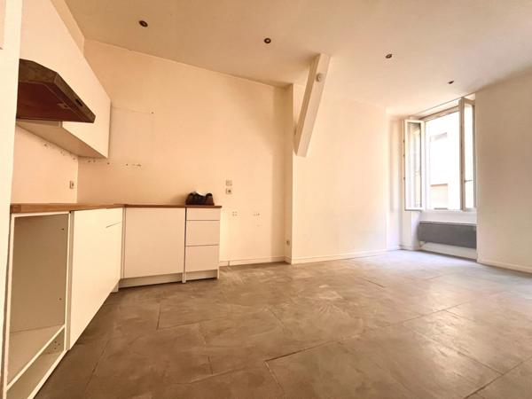 T2 Rue PIERRE ALBRAND 13002 - ETAGE ELEVE - DPE C - 33m2 - Cuisine NEUVE - Expo OUEST - 108 900 Euro FAI