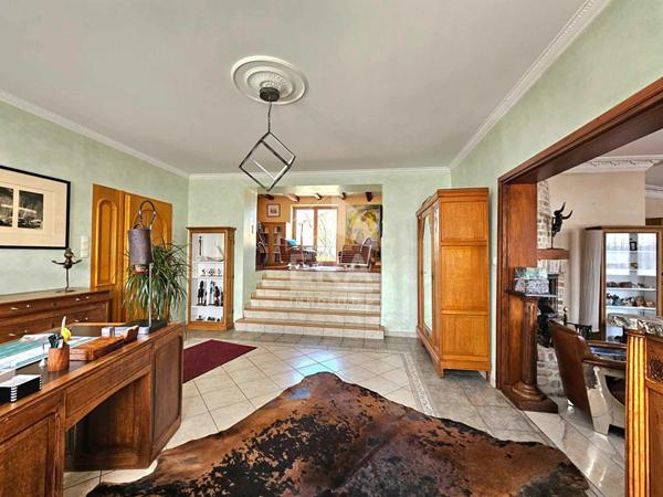 Semi plain pied, 4 chambres, bureau, jardin, dépendances, garage