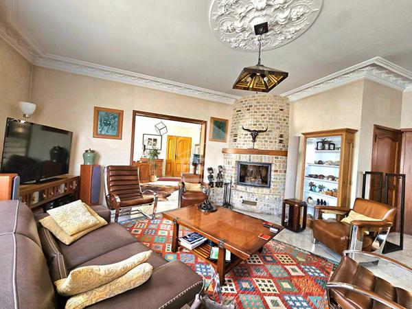 Semi plain pied, 4 chambres, bureau, jardin, dépendances, garage