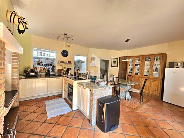 Semi plain pied, 4 chambres, bureau, jardin, dépendances, garage