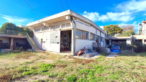 Marseille (13015) Hangar de 400 m2 avec belle hauteur